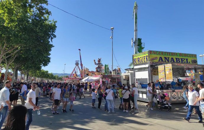 Cordobeses disfrutando de la Feria de Nuestra Señora de la Salud de Córdoba.