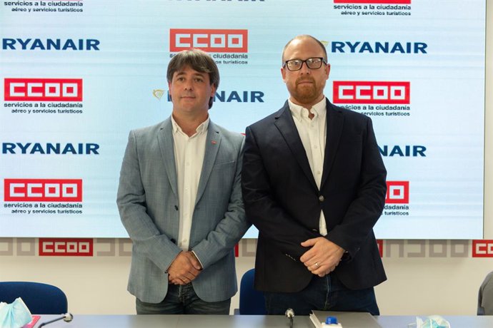 El secretario general del sector Aéreo y Servicios Turísticos de la Federación de Servicios a la Ciudadanía de CCOO, Jon Herrera, y el People Director de Ryanair, Darrell Hughes, durante una rueda de prensa, en la sede confederal de CCOO.