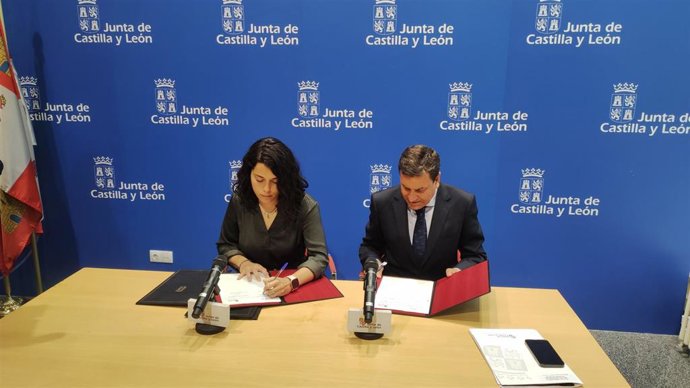 La alcaldesa de Magaz y el consejero de Economía firman el acto de recepción del polígono de la localidad palentina.