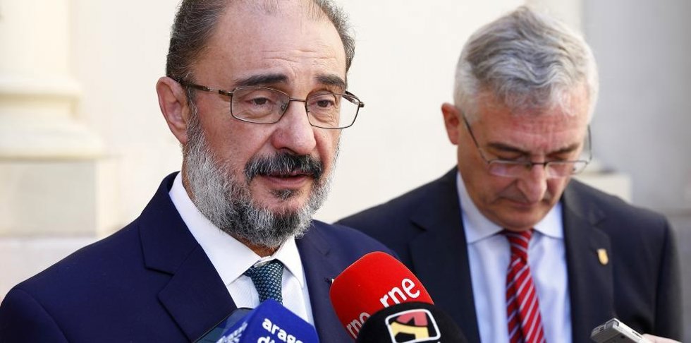 Javier Lambán, acompañado por el consejero Joaquín Olona