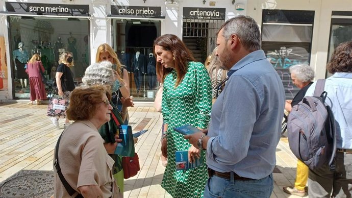 La candidata número uno del PP por Huelva a las elecciones andaluzas, Loles López, durante un reparto de material informativo en Huelva capital.