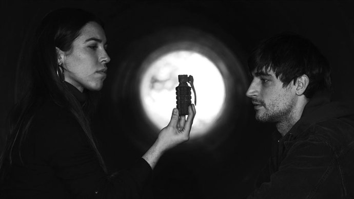 Archivo - El Teatre Rialto de Valncia pone en escena del 2 al 5 de junio 'El Artefacto', una obra escrita y dirigida por Sergio Serrano que repasa la historia reciente a través de una granada de mano.