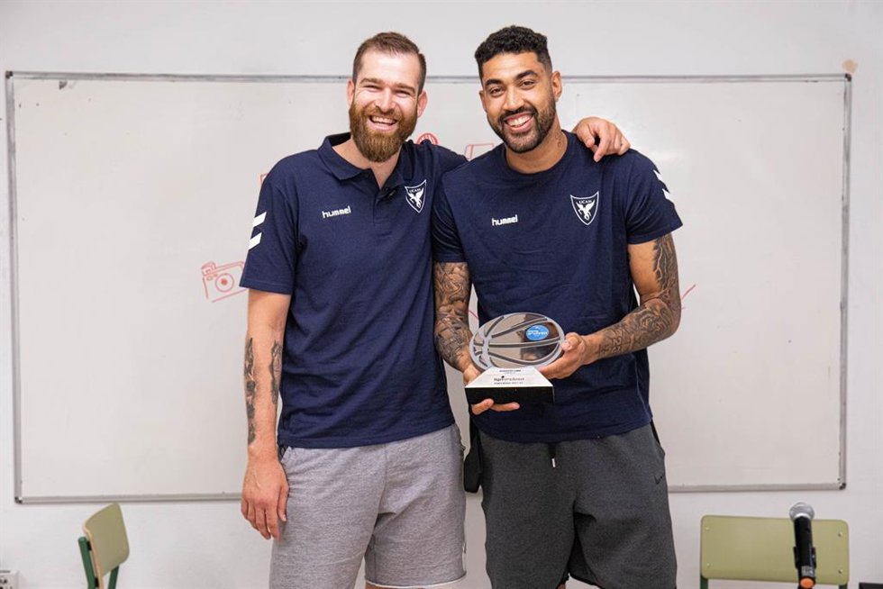 Augusto Lima recibe el Premio Endesa de manos de Nemanja Radovic
