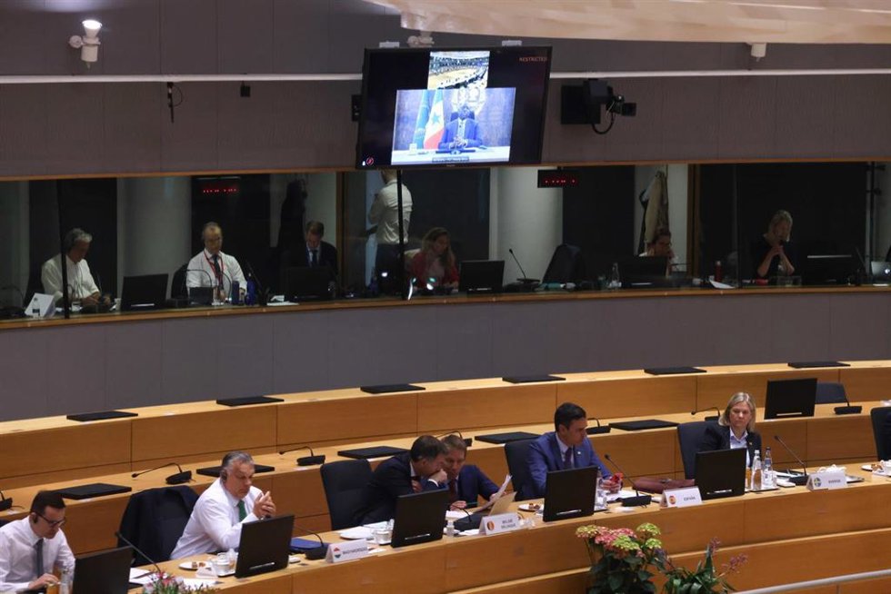 El presidente de Senegal y presidente de turno de la UA, Macky Sall, interviene en el Consejo Europeo en Bruselas