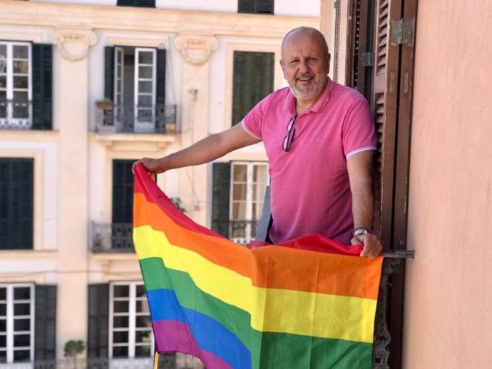 El portavoz parlamentario de MÉS per Mallorca, Miquel Ensenyat, con la bandera Lgtbi+