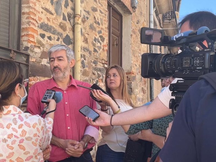 El concejal de Urbanismo de Cáceres, José Ramón Bello, atiende a los medios