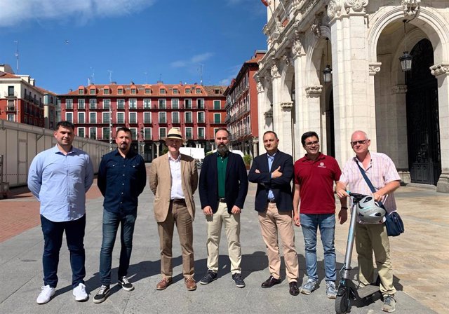 Presentación de la campaña para concienciar para un ocio nocturno respetuoso ante la fachada del Ayuntamiento de Valladolid.