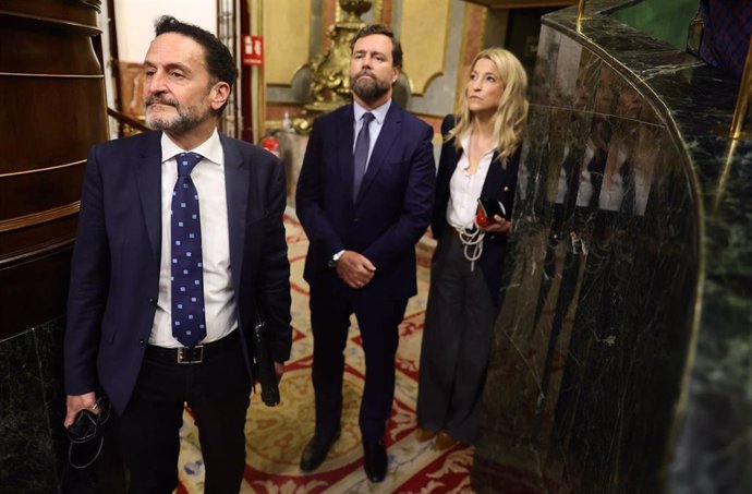 El vicesecretario general de Ciudadanos, Edmundo Bal, y el portavoz parlamentario de Vox, Iván Espinosa de los Monteros, con la diputada de Ciudadanos María Muñoz 