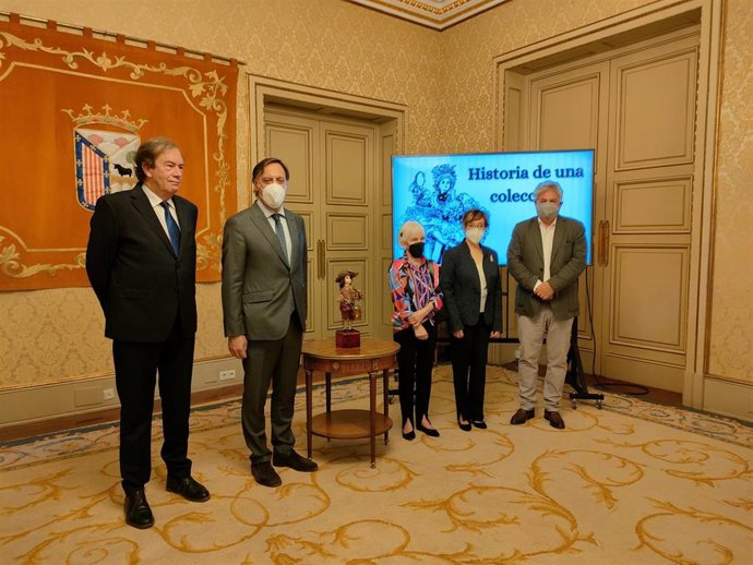 La Coleccionista María Rosa Pellew, Centro, Junto A Una De Las Piezas De Su Colección, El Alcalde De Salamanca, Carlos García Carbayo (Segundo Por La Izquierda), El Director Del Museo, Pedro Pérez Castro (Primero), Y Patronos De La Fundación Ramos Andrad