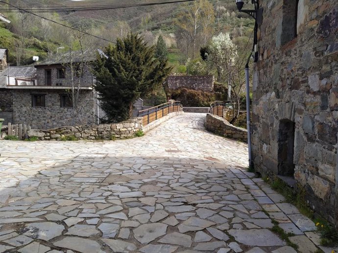 La Diputación Ayudará A Mejorar Las Calles De Colinas Del Campo De Martín Moro, Uno De Los Pueblos Más Singulares Del Alto Bierzo.