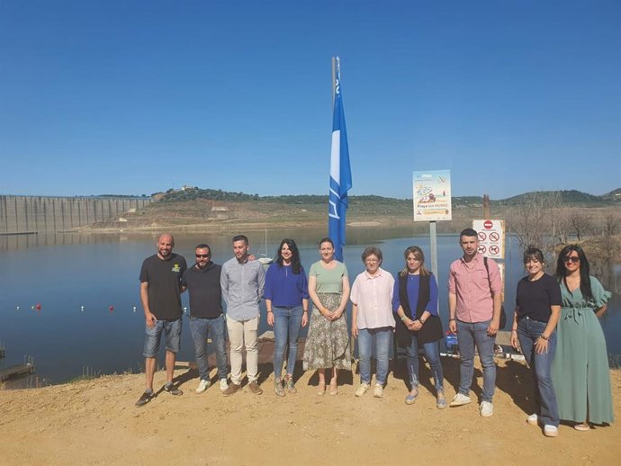 Adán (centro), entre Joyera y Luque, ante la Bandera Azul que ya ondea en la playa del pantano de La Breña II.