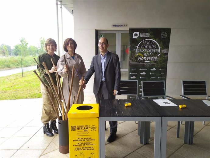 La conselleira de Medio Ambiente, Ángeles Vázquez; el gerente de la zona norte de Ecoembes, Fernando Blázquez; y la directora de Turismo de Galicia, Nava Castro, durante la presentación de Camino del Reciclaje