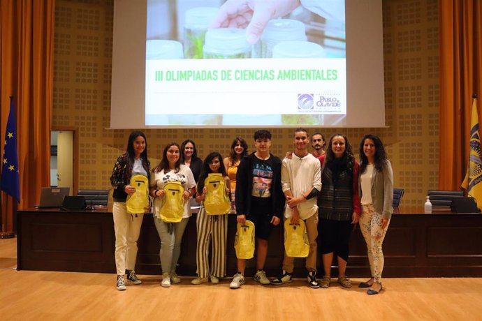 El equipo del IES Joaquín Romero Murube que ha ganado las III Olimpiadas Ambientales de la Olavide con el proyecto 'Murube Sostenible: construyendo un futuro justo y sostenible'.