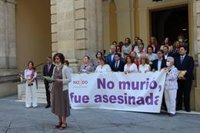 Minuto de silencio ante el Ayuntamiento de Sevilla en repulsa a los últimos crímenes de violencia de género