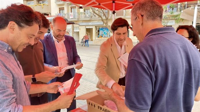 El candidato número dos por el PSOE de Huelva al Parlamento andaluz, Enrique Gaviño, junto a otros miembros de la formación durante el reparto de material informativo.