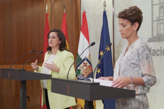 La presidenta de La Rioja, Concha Andreu (i) y la presidenta del Gobierno de Navarra, María Chivite (d), comparecen tras la firma del convenio de colaboración durante una cumbre bilateral entre el Gobierno de La Rioja y el Gobierno de Navarra