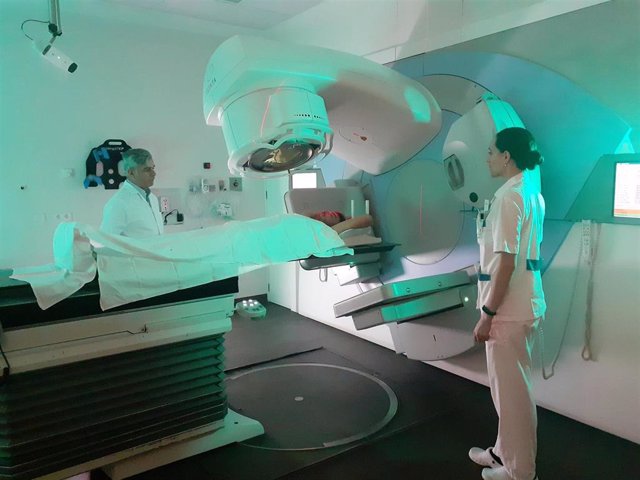 Archivo - El dictor Azinovic en el acelerador lineal renovado del Servicio de Radioterapia de la FJD.