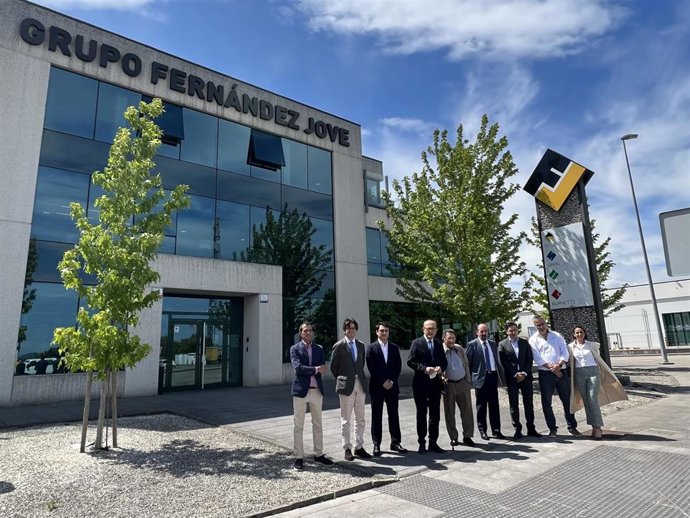 Representantes de la Consejería de Industria y Sodercan y del Grupo Fernández Jove en las instalaciones de la empresa en el polígono de Tanos-Viérnoles