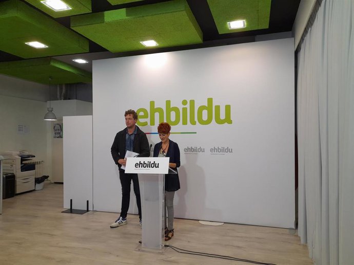 Los parlamentarios de EH Bildu Maiorga Ramírez y Bakartxo Ruiz, durante la rueda de prensa