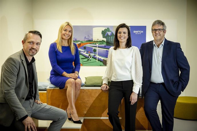 De izquierda a derecha: Lionel Vialat; Eva Drieseen, presidenta de Switch Mobility Iberia; Sara Borjas y Pablo Vicente.
