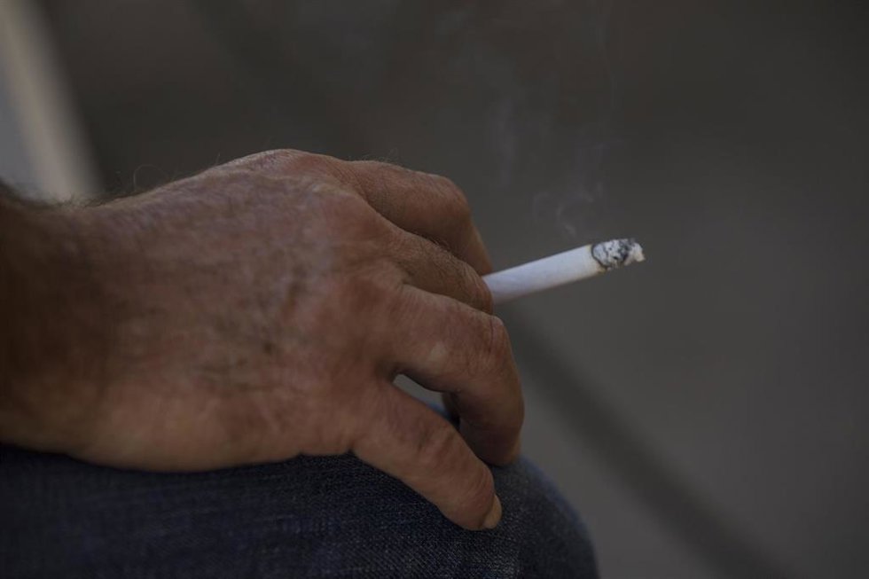 Archivo - Una persona fuma en la terraza de un bar durante el primer día de la prohibición de realizarlo en la vía pública en Andalucía si no existe una distancia de dos metros de separación con otras personas para evitar contagios de Covid-19. En Sevil