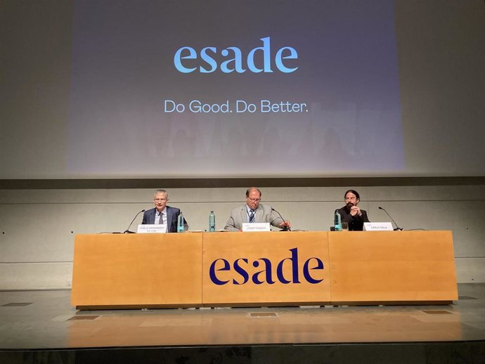 El gobernador del Banco de España, Pablo Hernández de Cos; el decano de Esade, Josep Franch, y el profesor Carlo Sala