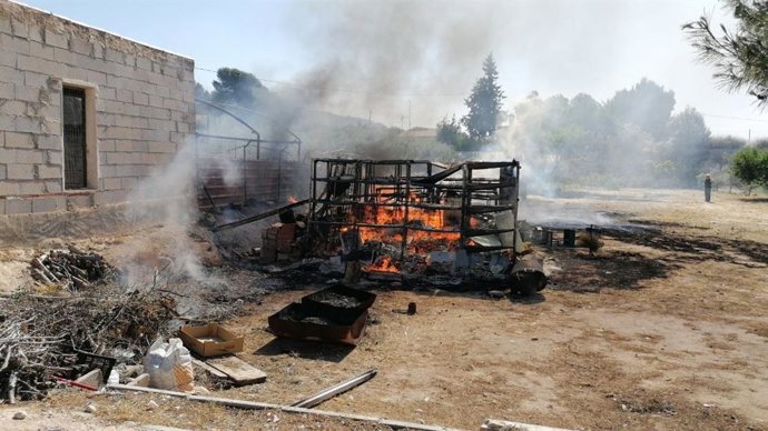 Extinguen un incendio declarado en un solar de Lomas del Pinar, en Blanca (Murcia)