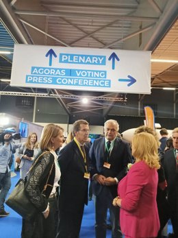 El presidente del PP, Alberto Núñez Feijóo, y el vicesecretario de Institucional del PP, Esteban González Pons, en el Congreso del PPE en Rotterdam.