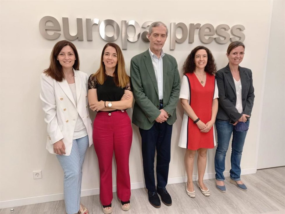 La subdirectora de Sociedad y Cultura de Europa Press, María Pin; la presidenta de APIA, María García; el director de Europa Press, Javier García Vila; la directora de Comunicación de Ecoembes, Nieves Rey y la redactora de Medio Ambiente, Eva González.