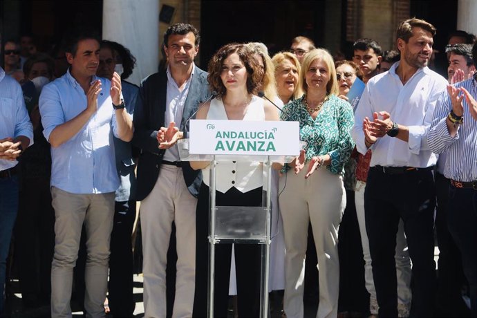 Isabel Díaz Ayuso en Jerez junto a cargos y candidatos del PP de Cádiz a las elecciones andaluzas.