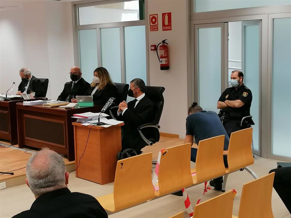 Archivo - Un instante del juicio del acusado de matar a sus padres y hermanos a puñaladas en Juan XXIII