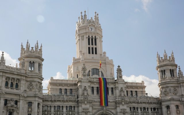 Archivo - La bandera arcoíris ondea en el Palacio de Cibeles, en el Ayuntamiento de Madrid, por el World Pride, por el Orgullo Mundial