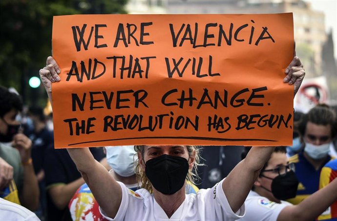 Archivo - Aficionados del Valencia CF participan en una concentración contra la gestión del actual accionista mayoritario, Peter Lim