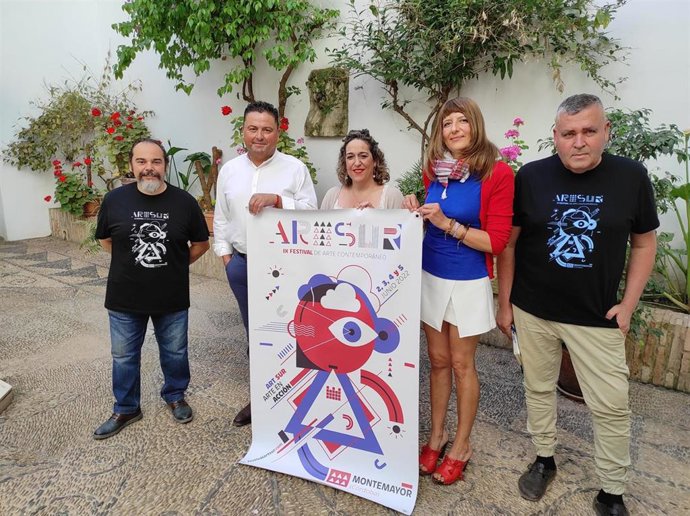 La delegada de Cultura en la Diputación de Córdoba, Salud Navajas (centro), en la presentación de ArtSur.