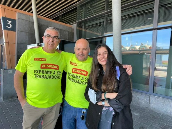 Trabajadores de Zumos Palma junto a la candidata de Adelante Andalucía, Marta Sánchez, ante el Parlamento Europeo.