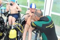 La Guardia Civil participa en una jornada de bautismo acuático con usuarios del CRE de San Andrés del Rabanedo (León)