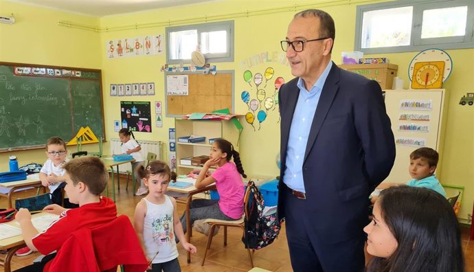 El consejero de Educación, Cultura y Deporte del Gobierno de Aragón, Felipe Faci, visita el aula de Camañas, perteneciente al Centro Rural Agrupado 'Teruel Uno'.