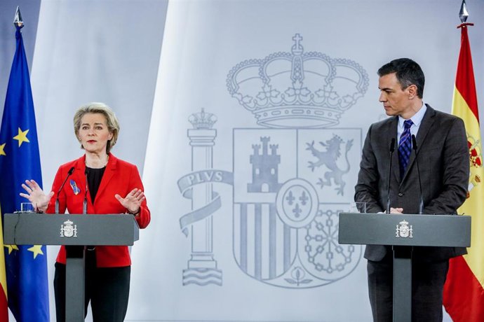 Archivo - La presidenta de la Comisión Europea, Ursula von der Leyen, y el presidente del Gobierno, Pedro Sánchez, en rueda de prensa tras su reunión en  La Moncloa,  a 5 de marzo de 2022, en Madrid (España). La visita de Von der Leyen se produce en ple