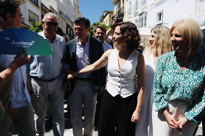 Ayuso en un paseo por las calles de Jerez.