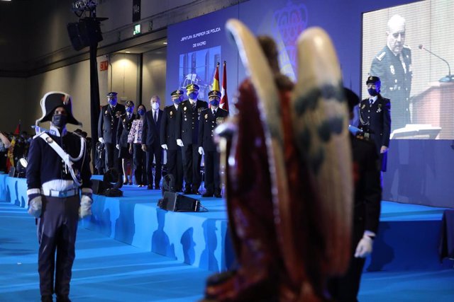 Archivo - La delegada del Gobierno en Madrid, Mercedes González (3i) y el ministro del Interior, Fernando Grande-Marlaska (4i), durante el acto del Día de la Policía Nacional, en Ifema, a 1 de octubre de 2021, en Madrid (España). 