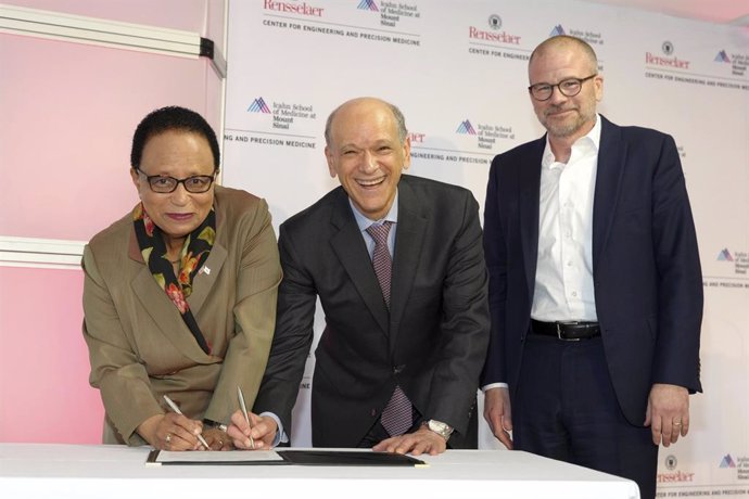 President of Rensselaer Polytechnic Institute, Dr. Shirley Ann Jackson, Dr. Eric Nestler, Icahn School of Medicine at Mount Sinai and NYCEDC President Andrew Kimball sign a ceremonial agreement at the launch of the Center for Engineering and Precision M