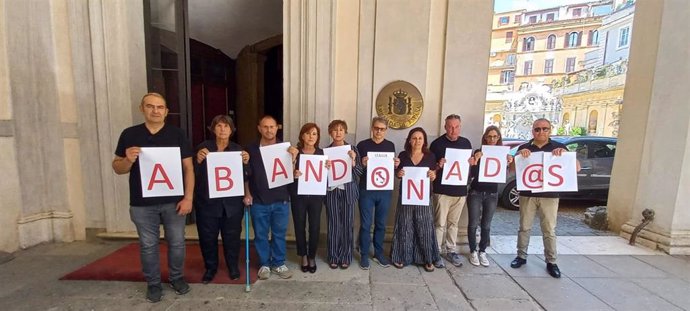 Personal laboral se concentra frente a la Embajada de España en Italia en el primer "lunes negro"