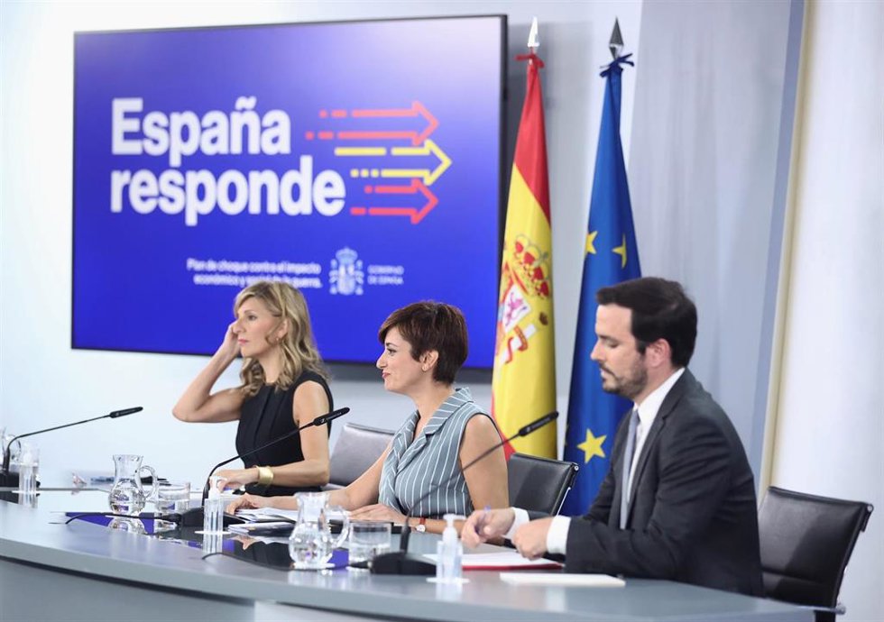 (I-D) La vicepresidenta segunda y ministra de Trabajo y Economía Social, Yolanda Díaz; la ministra Portavoz, Isabel Rodríguez; y el ministro de Consumo, Alberto Garzón, comparecen tras el Consejo de Ministros celebrado en Moncloa, a 31 de mayo de 2022, 