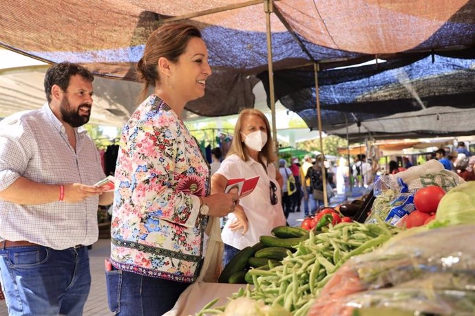 Ambrosio reparte propaganda electoral del PSOE en el Mercadillo de las Setas.