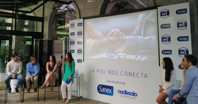 Miguel Ángel Muñoz junto con algunos de los voluntarios que participan en la ONG Nadie Solo.