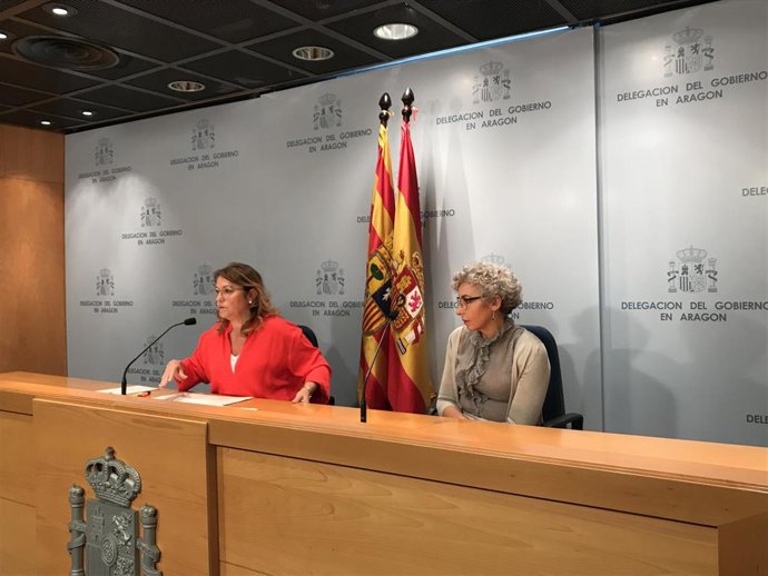 La delegada del Gobierno en Aragón, Rosa Serrano, y la responsable de Accem, Julia Ortega