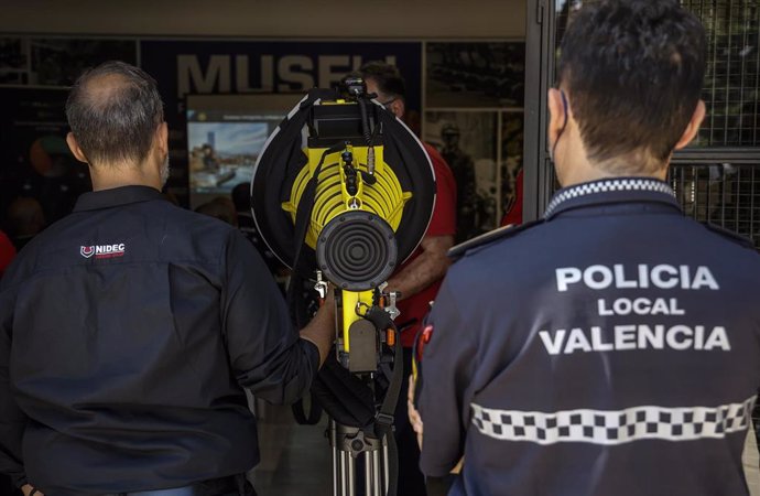 Agentes de la Policía Municipal de Valencia realizan una demostración sobre un cañón sónico aplicado a la protección de multitudes y espacios públicos en el marco del proyecto europeo S4ALLCITIES, en la Central de la Policía Local, 