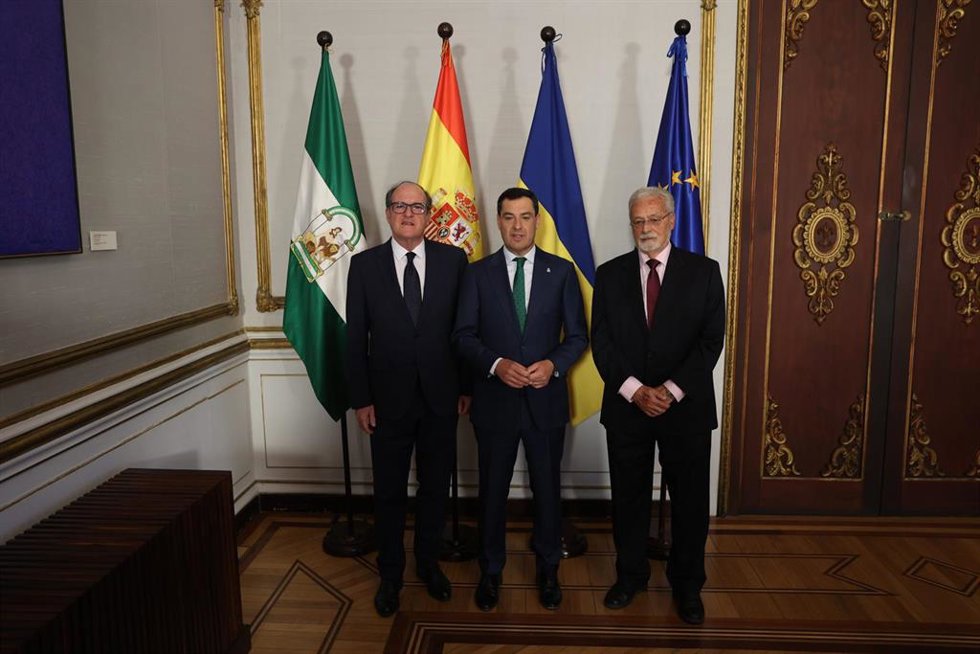 El presidente de la Junta de Andalucía, Juanma Moreno, ha mantenido un encuentro en el Palacio de San Telmo con el Defensor del Pueblo, Ángel Gabilondo
