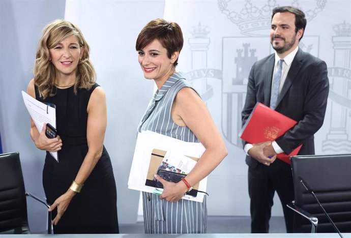 (I-D) La vicepresidenta segunda y ministra de Trabajo y Economía Social, Yolanda Díaz; la ministra Portavoz, Isabel Rodríguez; y el ministro de Consumo, Alberto Garzón, durante la comparecencia tras el Consejo de Ministros celebrado en Moncloa.