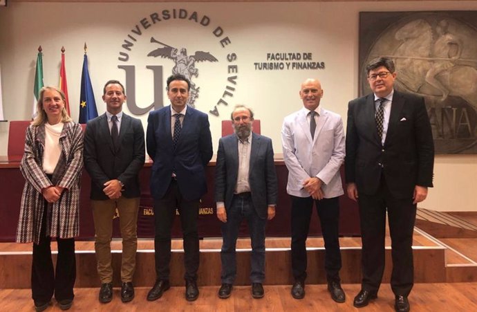 Foto de familia tras el acuerdo de colaboración entre el proyecto Edufinet de Unicaja y la Universidad de Sevilla.